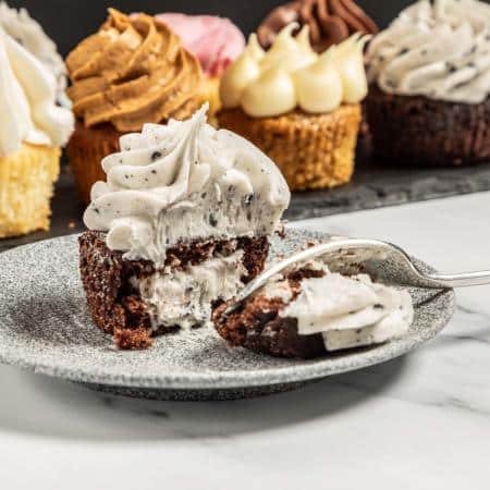 Macphie-Cookies-Cream-Frosting-5kg-2